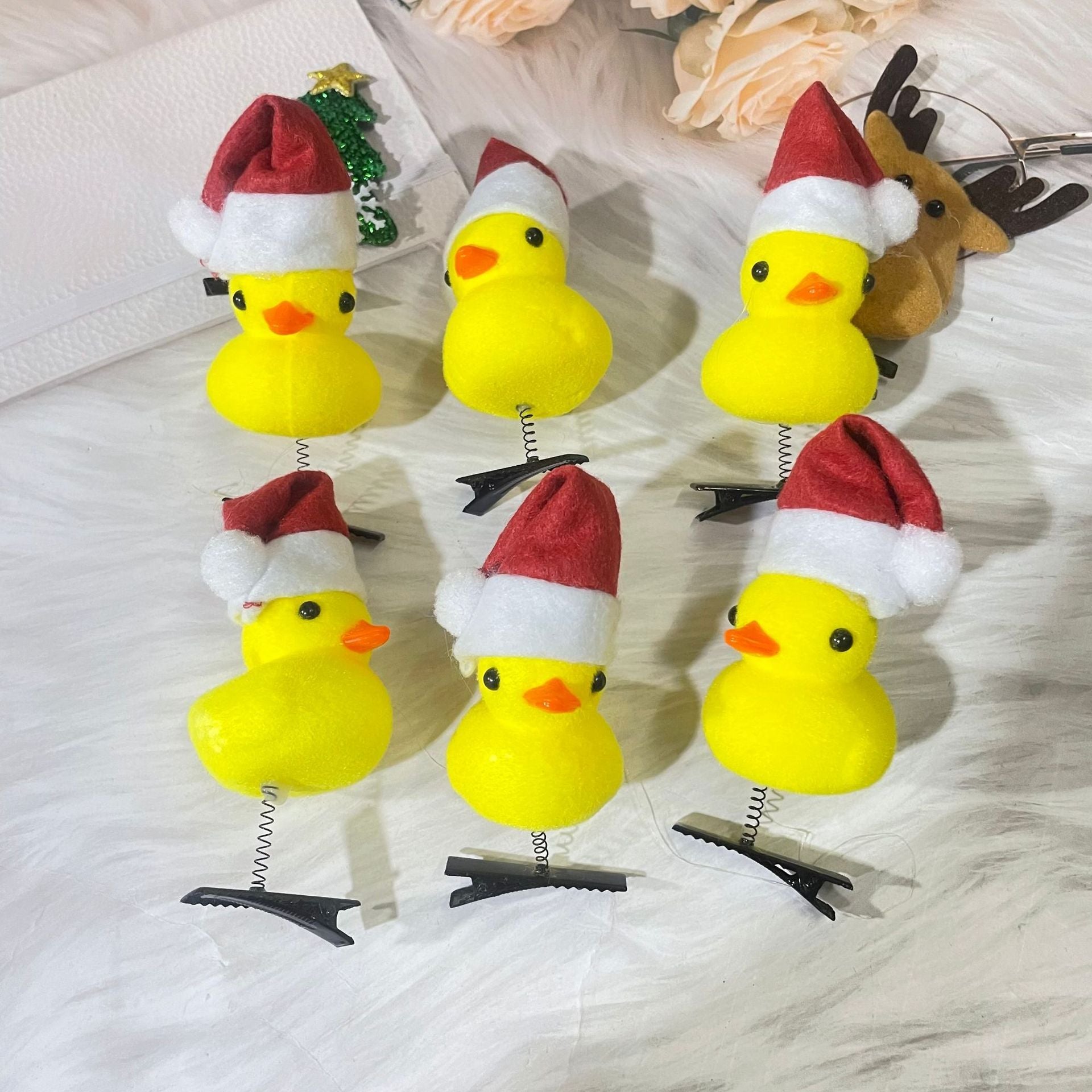 Weihnachtsdekoration mit kleinen gelben Enten-Haarspangen