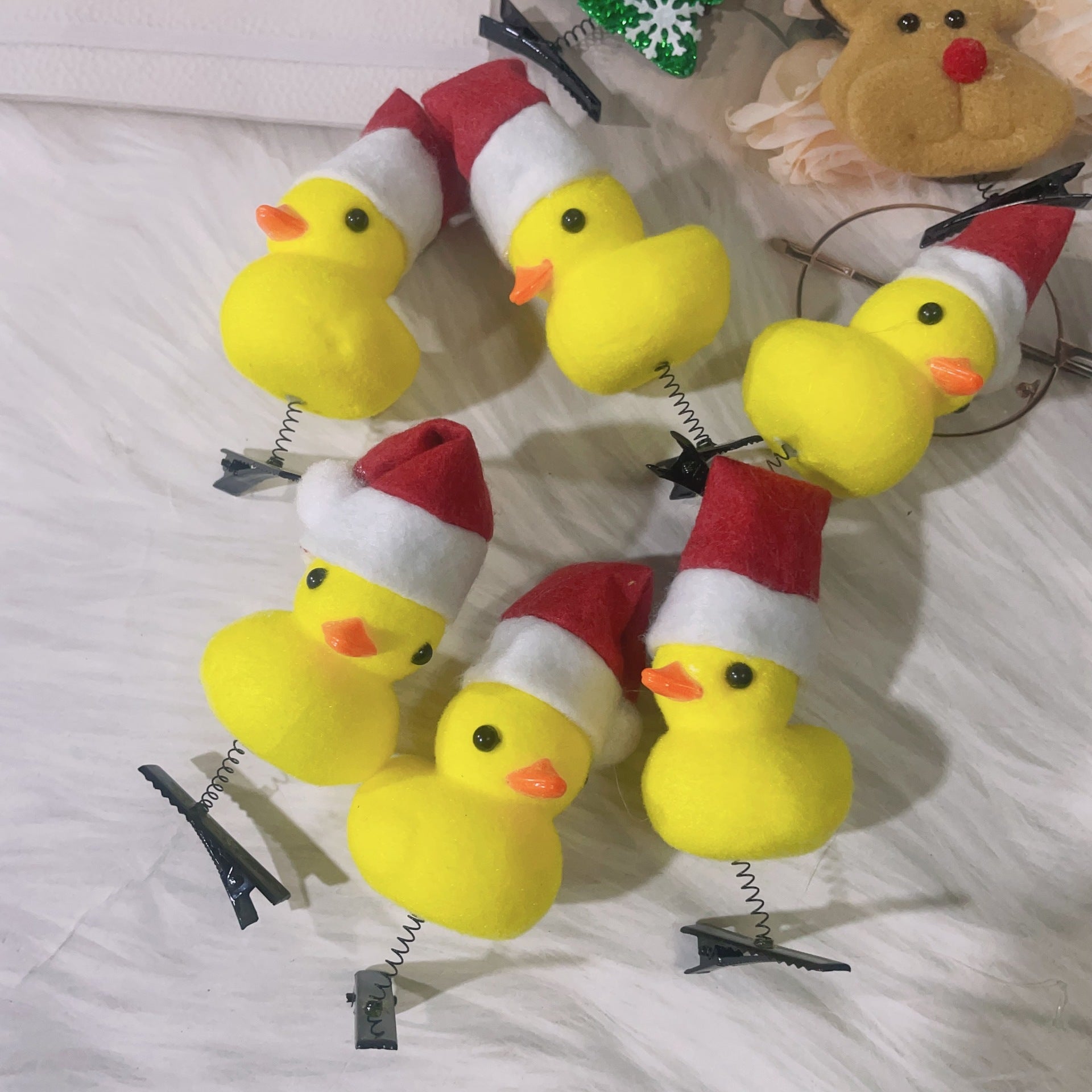 Weihnachtsdekoration mit kleinen gelben Enten-Haarspangen
