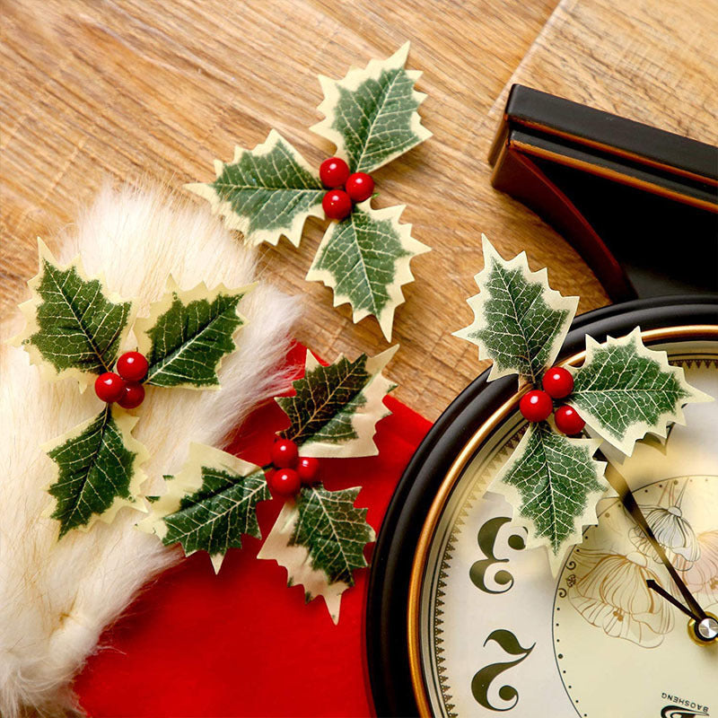 Weihnachtsblätter und rote Früchte als Christbaumschmuck