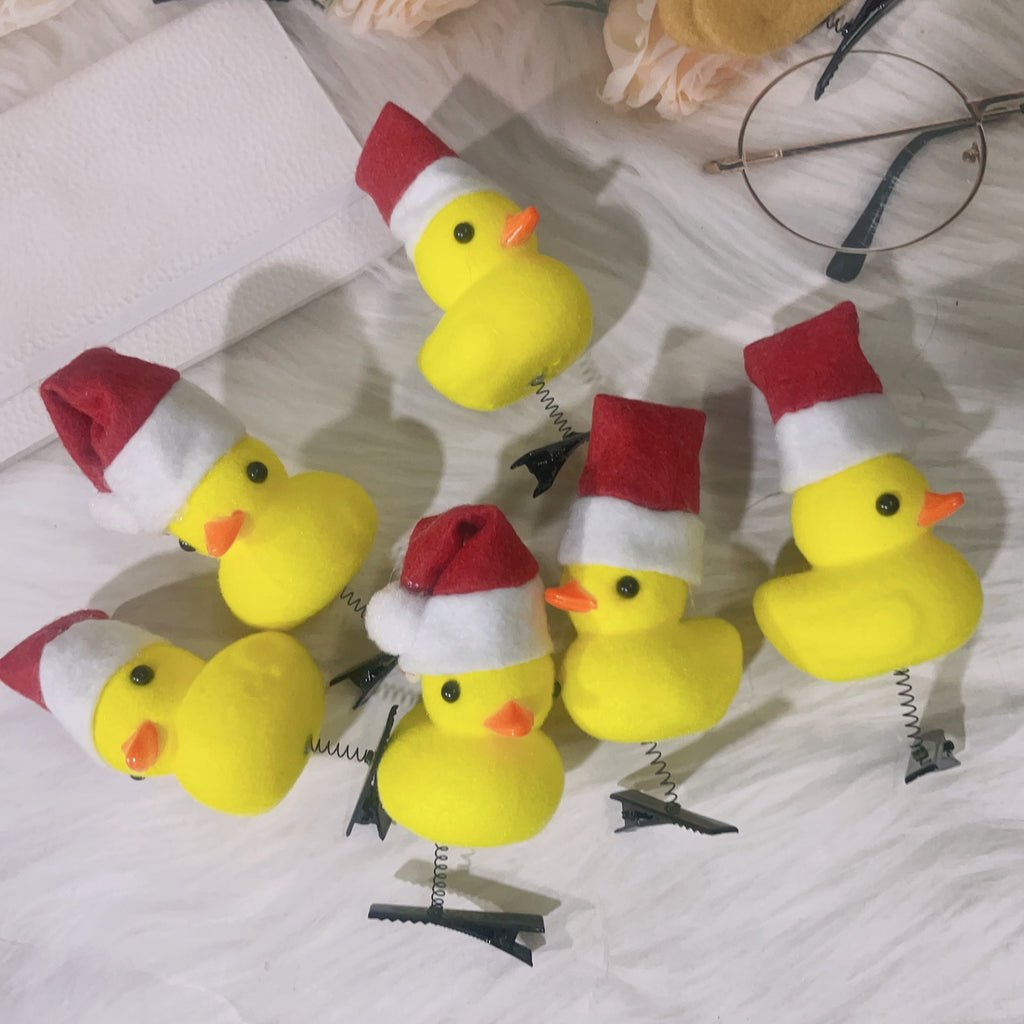 Weihnachtsdekoration mit kleinen gelben Enten-Haarspangen