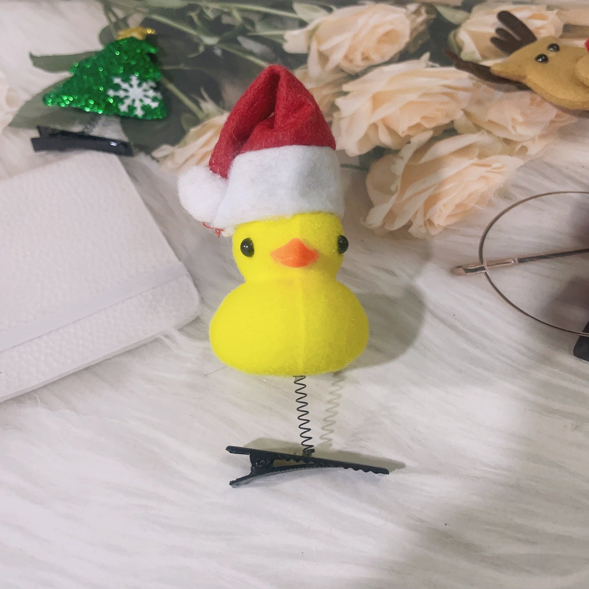 Weihnachtsdekoration mit kleinen gelben Enten-Haarspangen