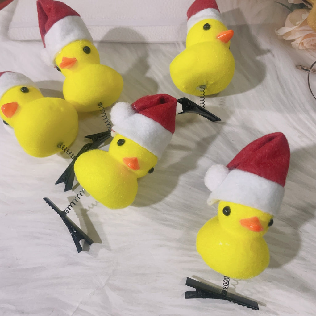 Weihnachtsdekoration mit kleinen gelben Enten-Haarspangen