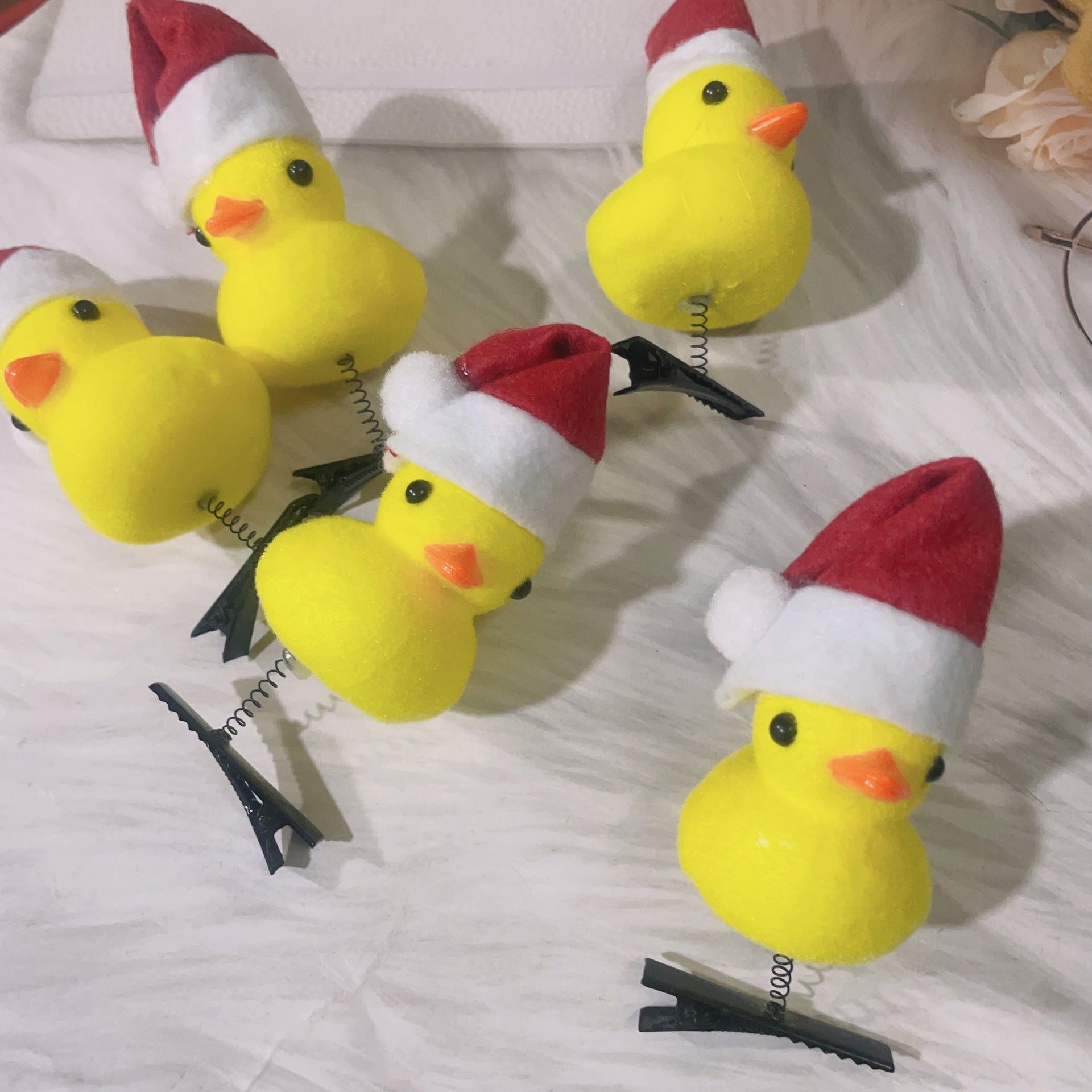 Weihnachtsdekoration mit kleinen gelben Enten-Haarspangen