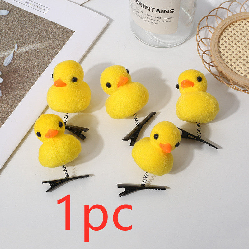 Weihnachtsdekoration mit kleinen gelben Enten-Haarspangen