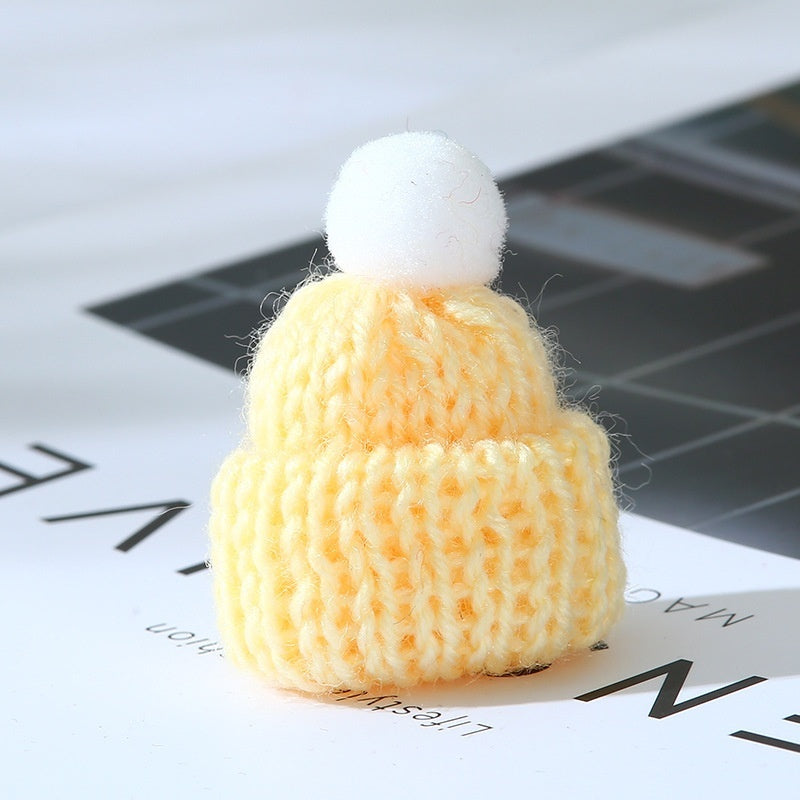 Weihnachts-Mini-Wollmütze als kleine Dekoration