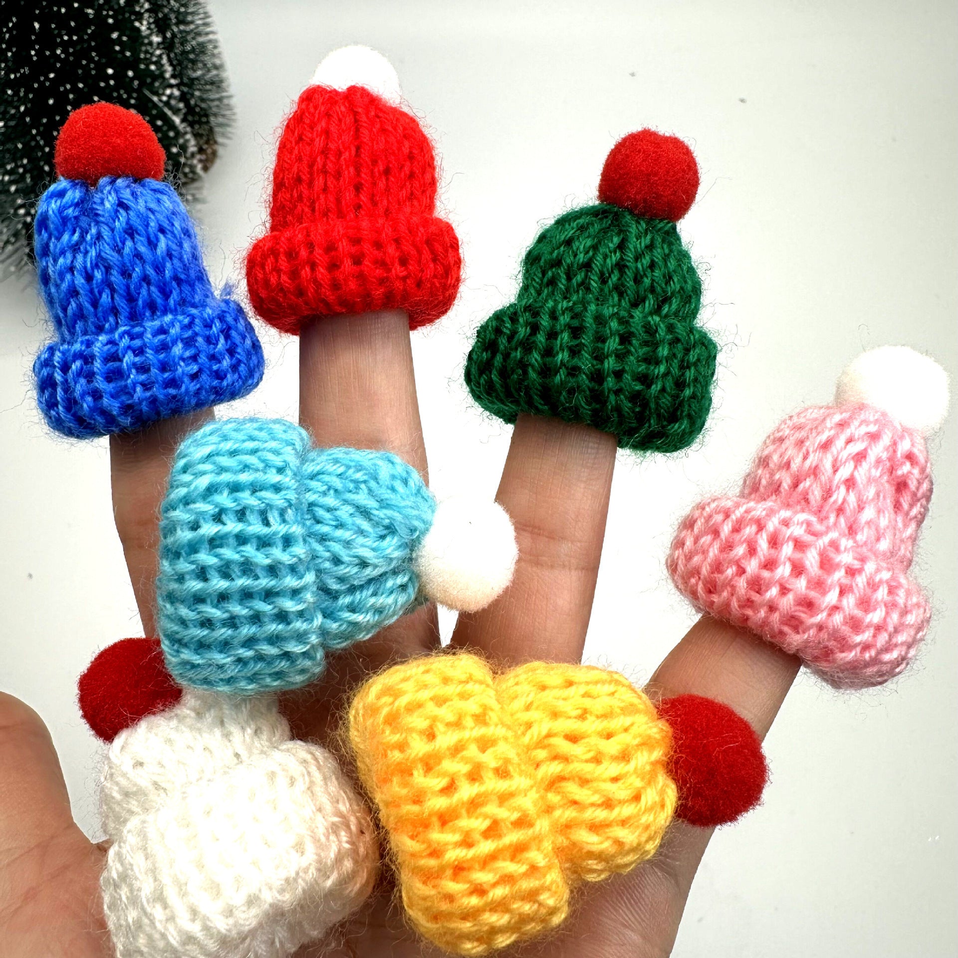 Weihnachts-Mini-Wollmütze als kleine Dekoration